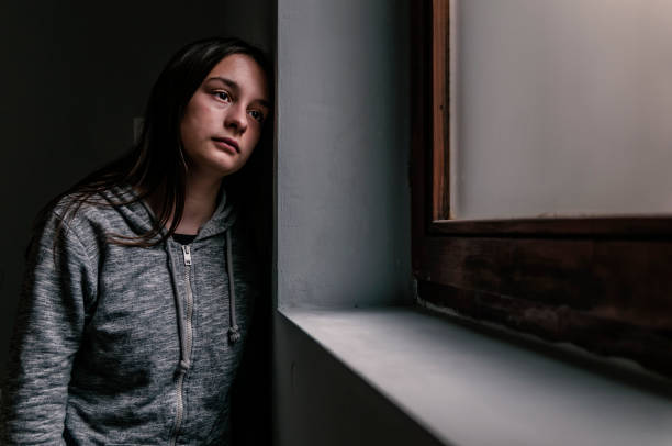 悲しい若い女性 - 精神障害 ストックフォトと画像