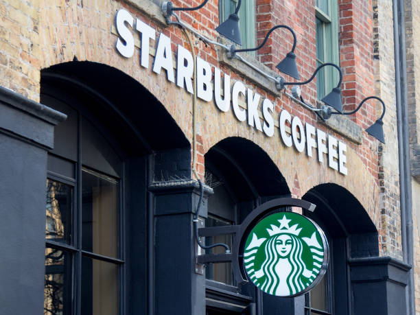 토론토, 온타리오의 시내 중심에는 스타벅스 카페에 스타벅스 로고. 브랜드 커피 서비스 캐나다에서와 전세계의 지도자 중 하나입니다. - starbucks coffee drink coffee cup 뉴스 사진 이미지