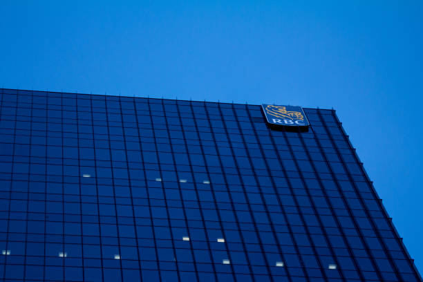 headquarters of the royal bank of canada (rbc) in toronto, ontario, canada with the illumniated logo of the corporation - royal bank of canada imagens e fotografias de stock