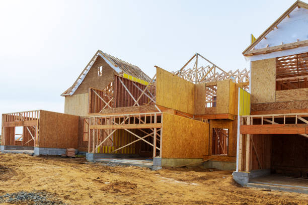 nueva construcción de una casa de nueva construcción enmarcada de una casa de construcción de una nueva casa de la tierra - construction area fotografías e imágenes de stock