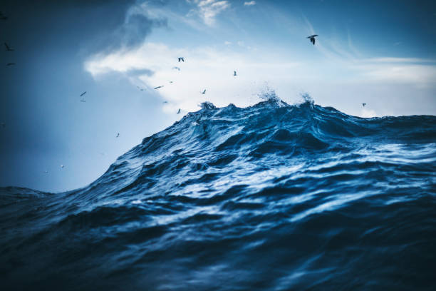 em um mar tempestuoso do norte - trawler - fotografias e filmes do acervo