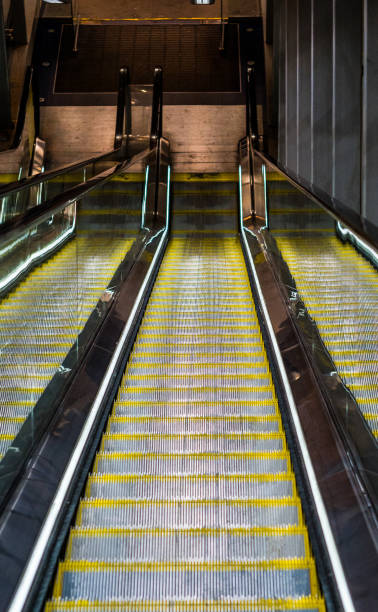 에스컬레이터 앞 - escalator automated built structure moving down 뉴스 사진 이미지