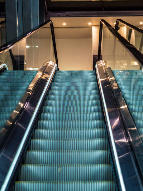 escadas rolantes, olhando para o futuro - escalator automated built structure moving down - fotografias e filmes do acervo