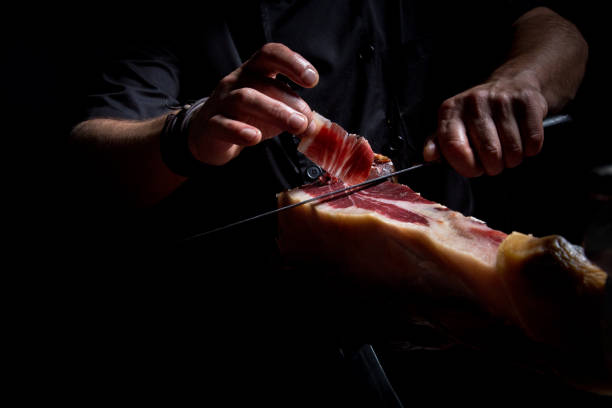 cortador de jamón ibérico - cortar en trozos preparar comida fotos fotografías e imágenes de stock