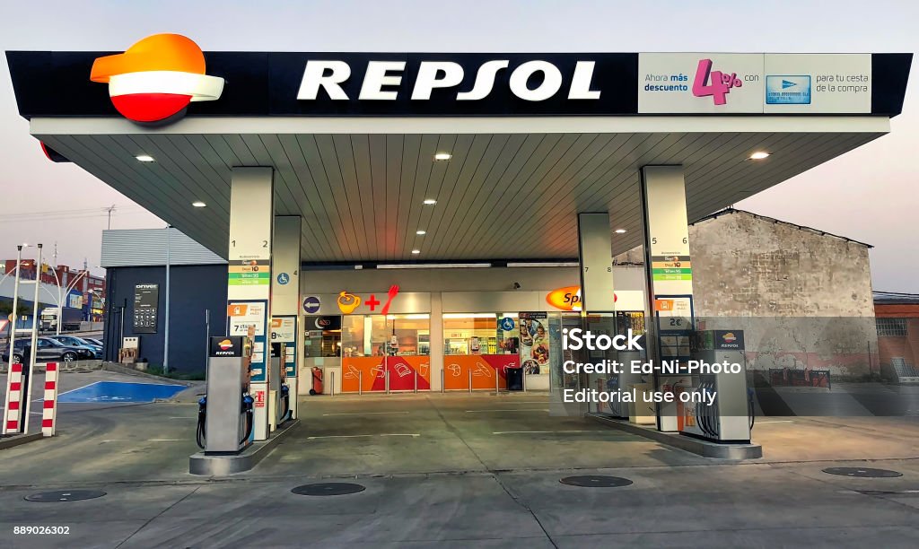 Vista de la gasolinera de Repsol en Ponferrada, España. - Foto de stock de Gasolinera libre de derechos