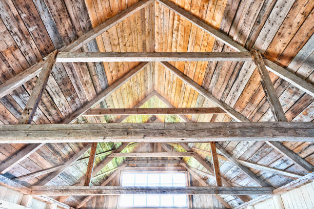 lebendige bunte holz-interieur der alten verlassen haus mit fenster, sonnenlicht sonnenstrahlen tagsüber - apartment window sky sun stock-fotos und bilder