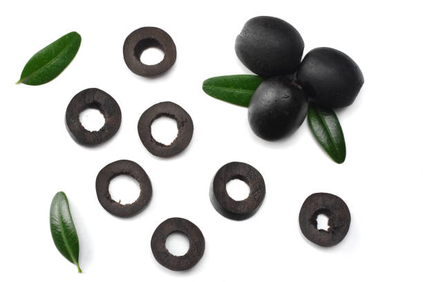 rodajas marinadas negro aceitunas aislados sobre fondo blanco. vista superior - aceituna negra fotografías e imágenes de stock