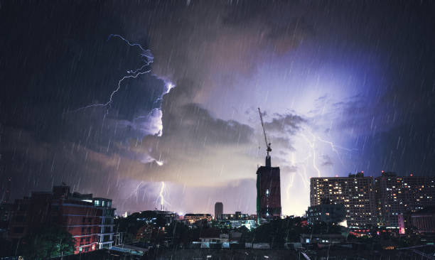 dramática huelga de relámpago en bangkok, tailandia - lightning thunderstorm city storm fotografías e imágenes de stock