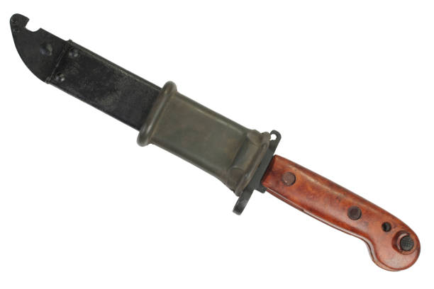 baioneta ak 47 e bainha isolado no branco - knife isolated on red bayonet isolated - fotografias e filmes do acervo