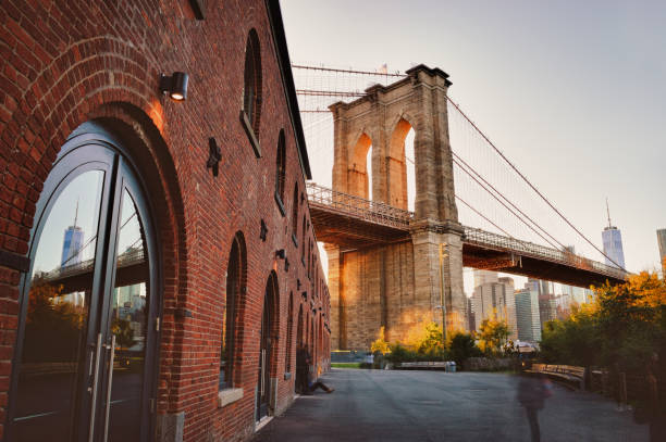 brooklyn bridge を渡ります。 - brooklyn bridge ストックフォトと画像