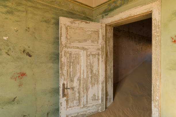 istock Verlaten huizen in de woestijn 889101916