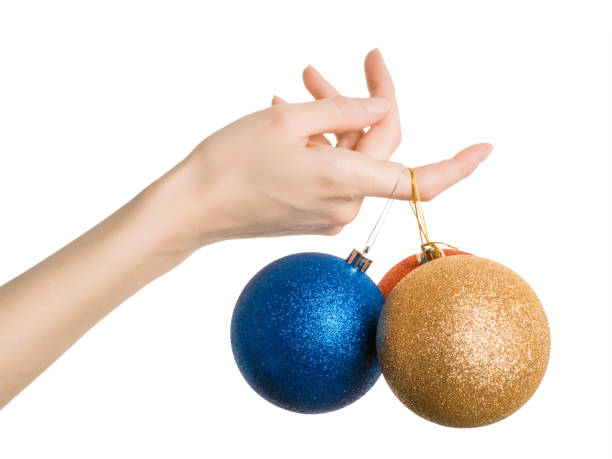 main tenant des boules de noël blanc - christmas ball christmas ornament human hand photos et images de collection