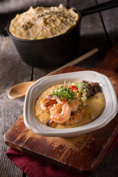 shrimp and grits - grits prepared shrimp restaurant food imagens e fotografias de stock