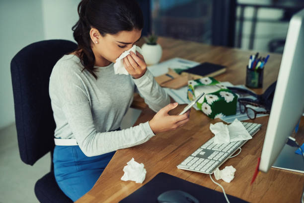 trovare il numero del suo medico di famiglia nell'elenco dei contatti - cold and flu flu virus sneezing illness foto e immagini stock