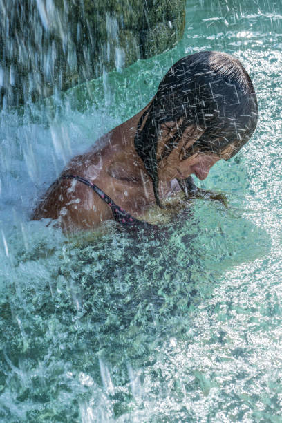 massaggio alla schiena con acqua calda - waterfall zen like women meditating foto e immagini stock