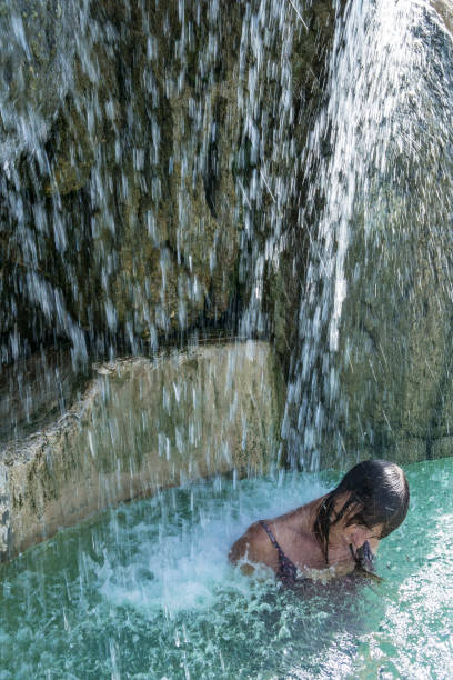 acqua calda che cade - waterfall zen like women meditating foto e immagini stock