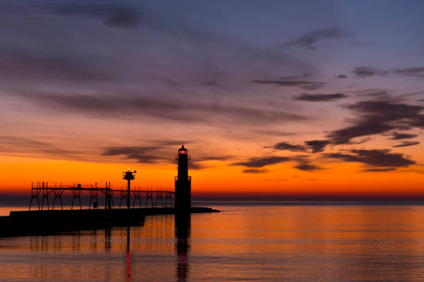 istock Scenic Great Lakes Lighthouse and harbor awaiting the sunrise. 889168536