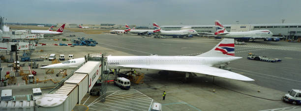 concorde o avião jato de passageiros terminal portão heathrow international aeroporto londres inglaterra - boeing 747 airplane commercial airplane jet - fotografias e filmes do acervo