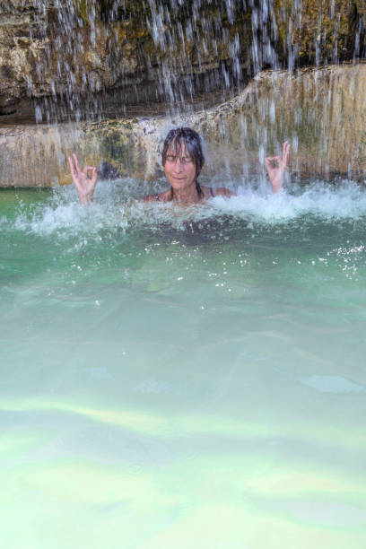 dicha agua caliente - waterfall zen like women meditating fotografías e imágenes de stock