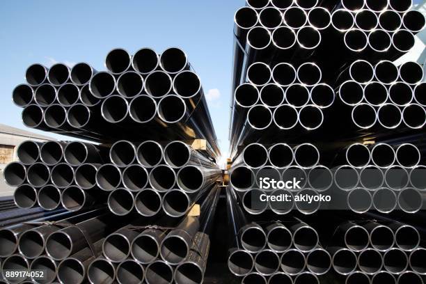 Pila De Tubos De Acero Contra El Cielo Azul Foto de stock y más banco de imágenes de Acero - Acero, Tubería, Tubo