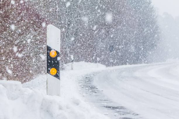 白い雪吹雪冬雪の道でリフレクターを投稿します。 - car winter road reflector snow ストックフォトと画像