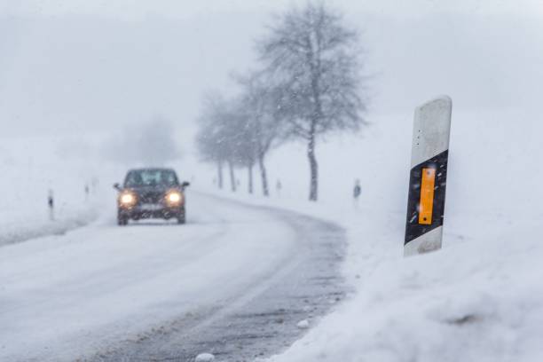 śnieżna śliska lodowata zimowa droga z białym śniegiem ruchu samochodowego - car winter road reflector snow zdjęcia i obrazy z banku zdjęć