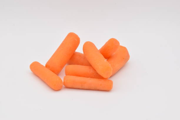 épluché carottes naines - baby carrot photos et images de collection