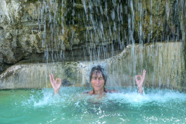 tutto a ok nella sorgente termale - waterfall zen like women meditating foto e immagini stock