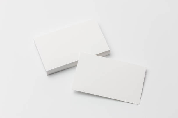 tarjetas sobre fondo blanco - tarjeta de negocios fotografías e imágenes de stock