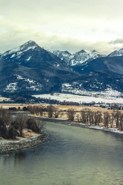 イエローストーン川 - absaroka range ストックフォトと画像