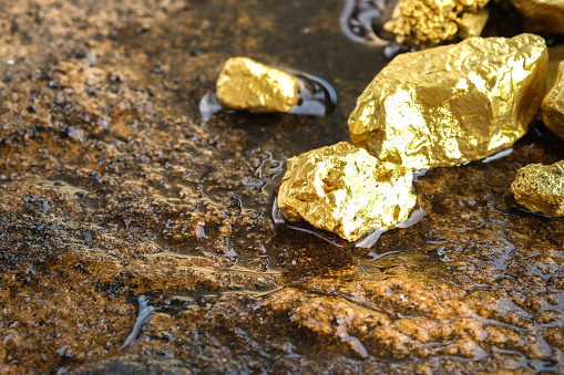 El mineral de oro puro encontrado en la mina en un piso de piedra photo