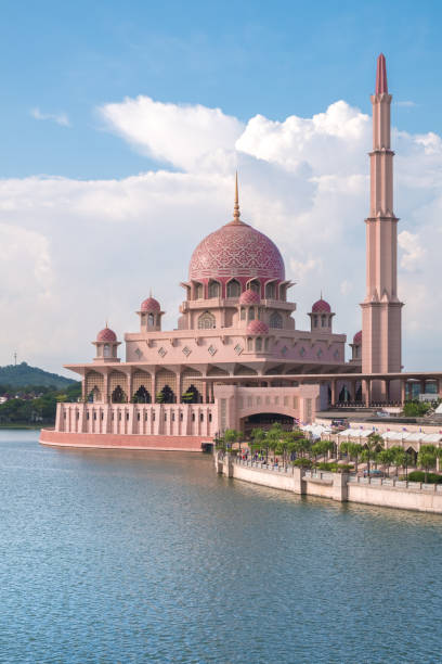 istock Putra Mosque in Putrajaya, Malaysia 889289094