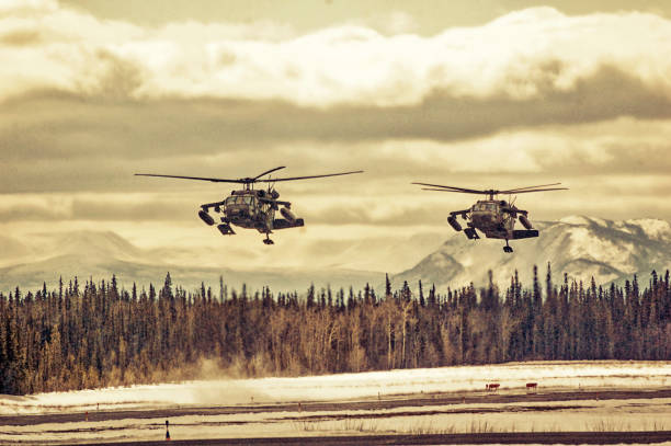 atterraggio in elicottero apache in alaska - airfield mountain snow airport foto e immagini stock