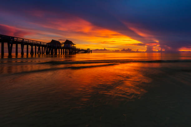 molo di napoli in florida al tramonto - florida naples florida pier beach foto e immagini stock