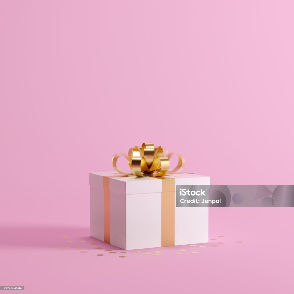 Caja de regalo blanco con cinta dorada sobre fondo rosa para el espacio de la copia. Navidad mínimo concepto idea. - Foto de stock de Caja de regalo libre de derechos