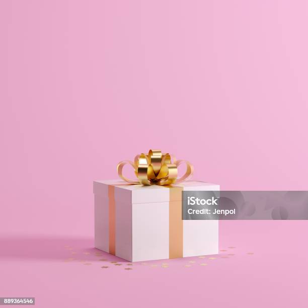 Caja De Regalo Blanco Con Cinta Dorada Sobre Fondo Rosa Para El Espacio De La Copia Navidad Mínimo Concepto Idea Foto de stock y más banco de imágenes de Caja de regalo