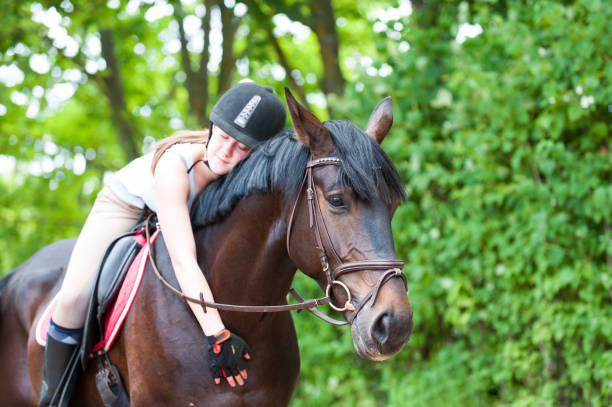 young teenage girl-equestrian embracing her favorite frend-chestnut horse. - frend imagens e fotografias de stock