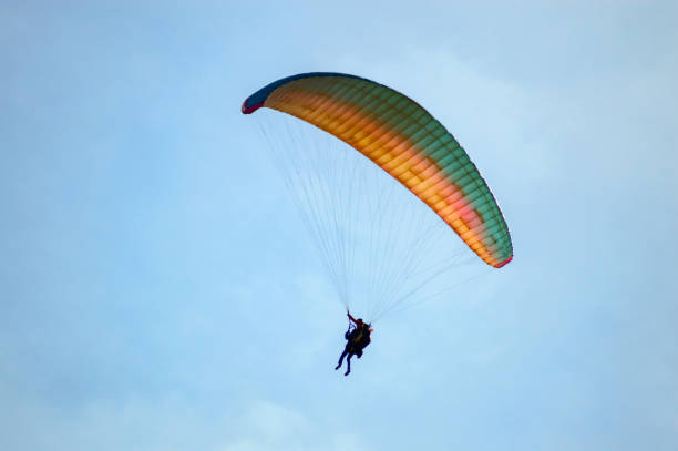 parapendio con cielo blu sullo sfondo a manali, himachal pradesh, india. - outdoors nature paragliding autumn foto e immagini stock