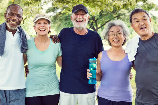 incontra il concetto di allenamento pensionato per il benessere in pensione - exercising organized group sport outdoors foto e immagini stock