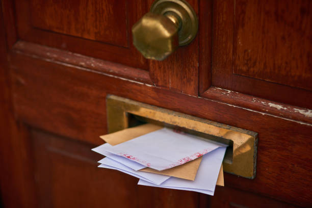 dispones de correo - manilla envelope fotografías e imágenes de stock