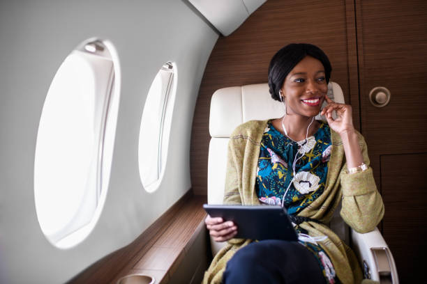 mujer en avión jet privado - airplane air vehicle business travel passenger fotografías e imágenes de stock