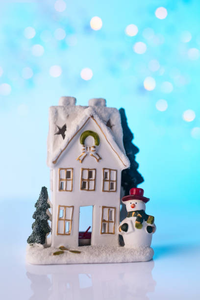 istock Christmas house with bokeh lights 889433164