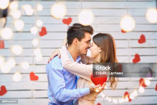 Junges Paar Am Valentinstag Stockfoto und mehr Bilder von Paar - Partnerschaft - Paar - Partnerschaft, Valentinstag, Liebe