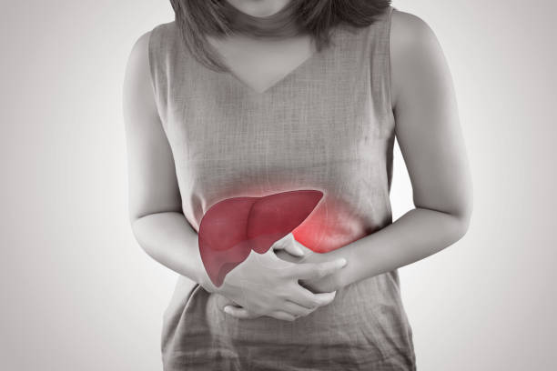 la foto del fegato sul corpo della donna sullo sfondo grigio, epatite, concetto con assistenza sanitaria e medicina - liver foto e immagini stock