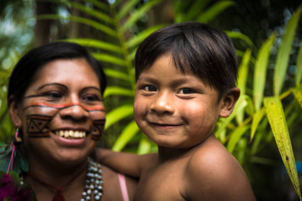 матер и сын из племени тупи гуарани в манаусе, бразилия - child family event face paint стоковые фото и изображения