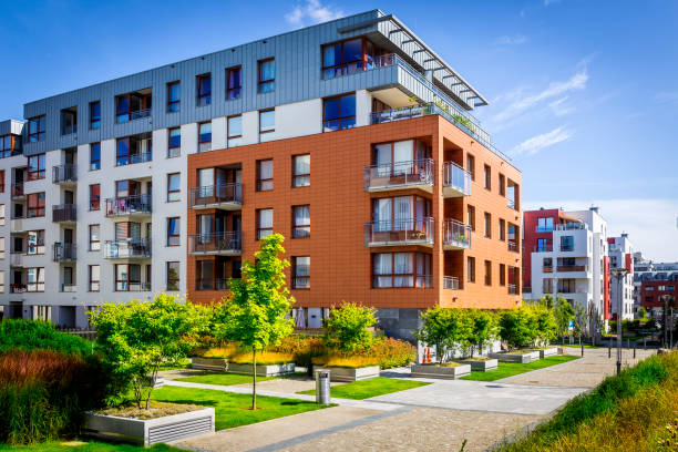 calzada principal a lo largo de la nueva cmplex colorida de edificios de apartamentos - housing development apartment house outdoors fotografías e imágenes de stock