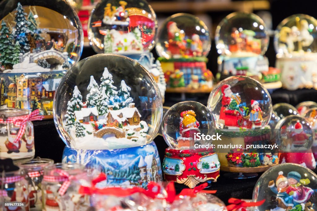 Diverse Weihnachten Schneekugeln auf einem Weihnachtsmarkt in Berlin, Deutschland. - Lizenzfrei Baum Stock-Foto