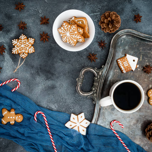クリスマスや新年の朝食。ジンジャーブレッド、キャンディー杖とコーヒー カップ暗い背景に。フラットが横たわっていた。トップ ビュー コピー スペース - candy candy cane christmas sweet food ストックフォトと画像