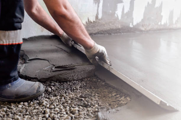 trabajador los niveles de un mortero de cemento del piso. piso igual. reparación de la casa. - cement fotografías e imágenes de stock