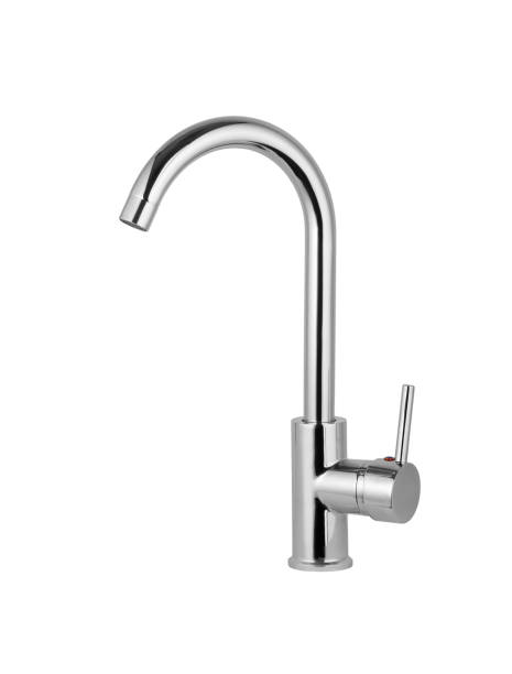 rubinetto dell'acqua, rubinetto metallico cromato per il bagno, miscelatore da cucina acqua calda fredda. isolato su sfondo bianco - water pipe home improvement pipe valve foto e immagini stock